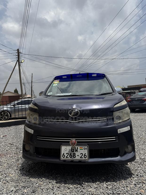 Toyota Voxy V 4WD 8-Seater 2013 Gray