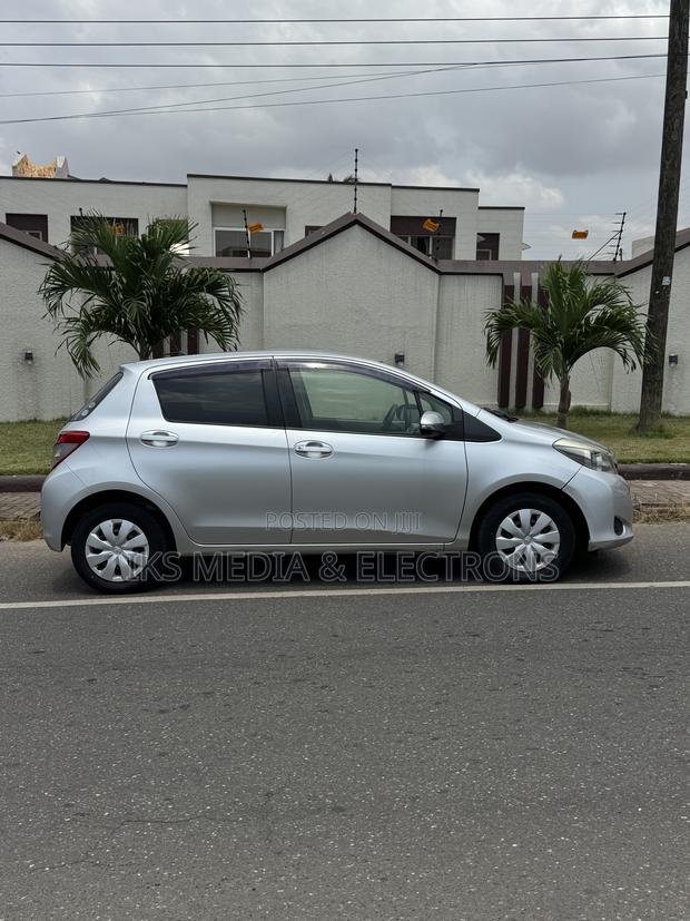Toyota Vitz 2014 Silver