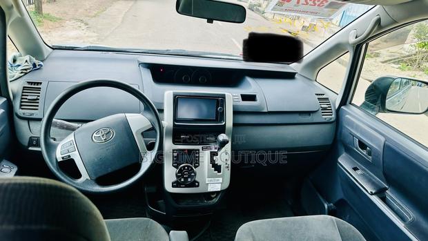 Toyota Voxy V 2WD 8-Seater 2013 Silver
