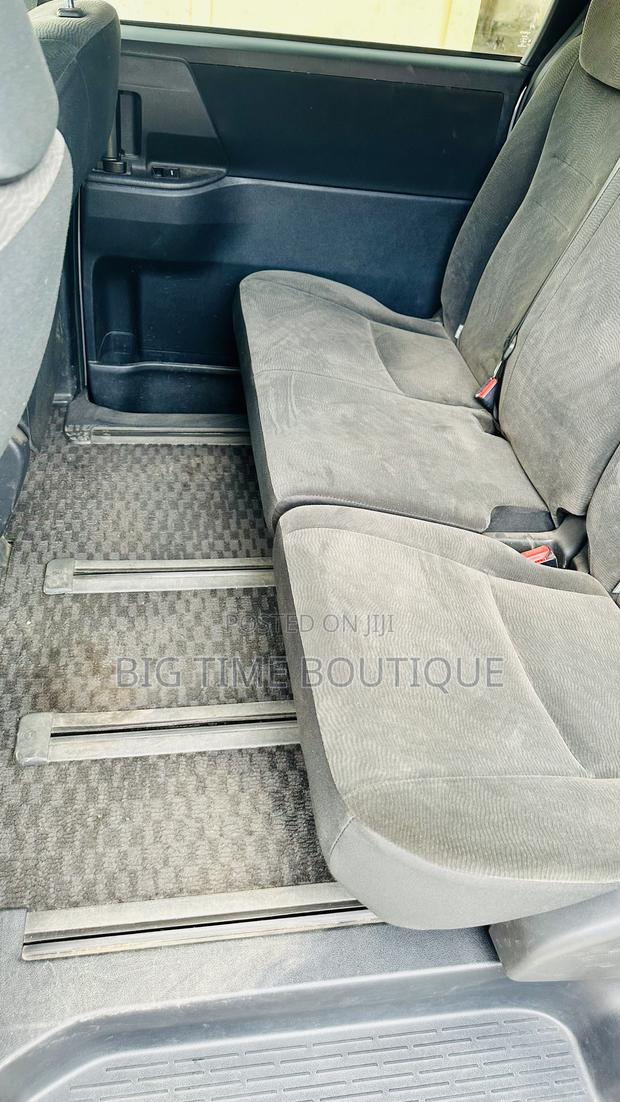 Toyota Voxy V 2WD 8-Seater 2013 Silver