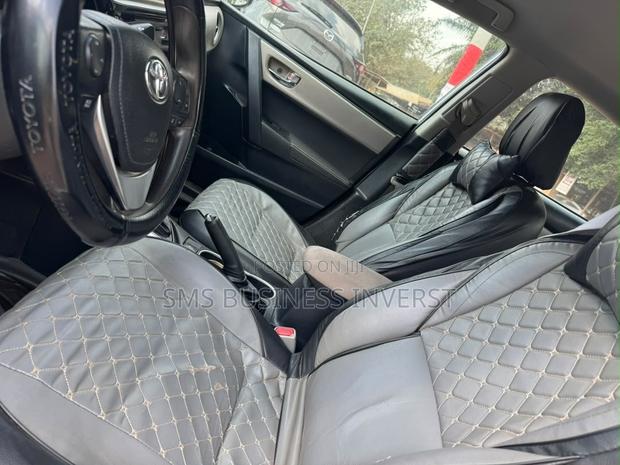 Toyota Corolla LE 4dr Sedan (1.8L 4cyl CVT) 2017 White