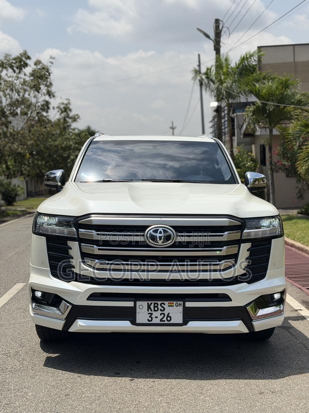 Toyota Land Cruiser LC300 2022 White