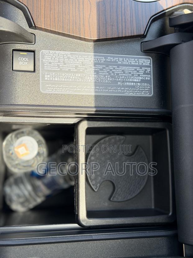 Toyota Land Cruiser LC300 2022 White