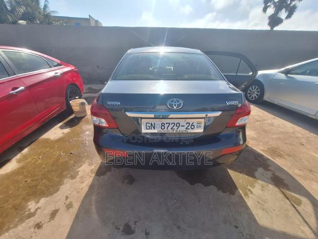Toyota Yaris Base Sedan 4dr 2010 Gray