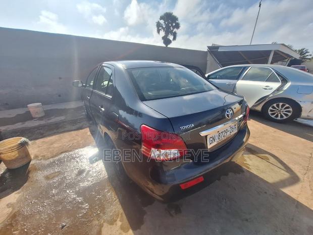 Toyota Yaris Base Sedan 4dr 2010 Gray