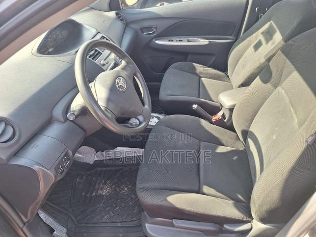 Toyota Yaris Base Sedan 4dr 2010 Gray