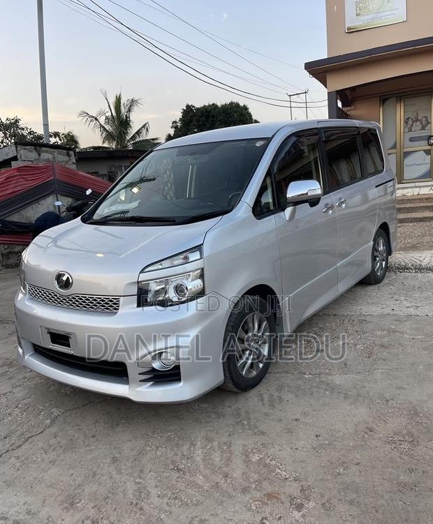 Toyota Voxy V 2WD 8-Seater 2013 Silver