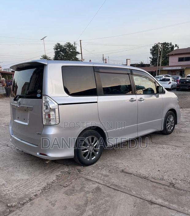 Toyota Voxy V 2WD 8-Seater 2013 Silver