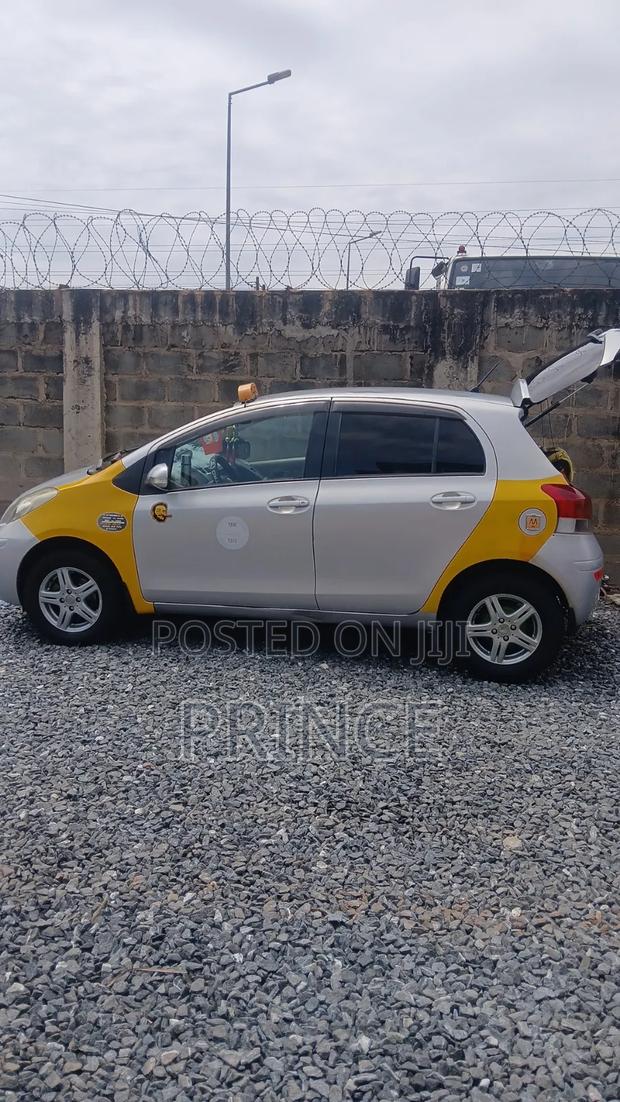 Toyota Vitz 2010 Silver