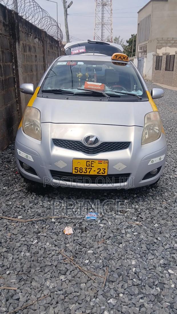 Toyota Vitz 2010 Silver
