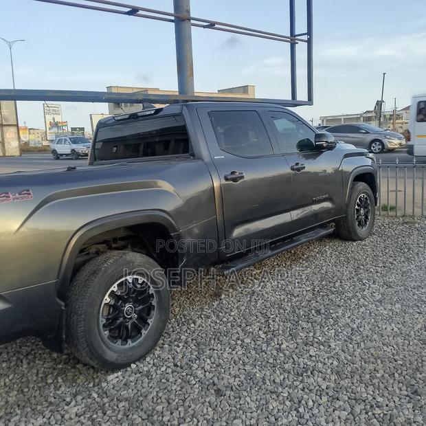 Toyota Tundra 2024 Gray