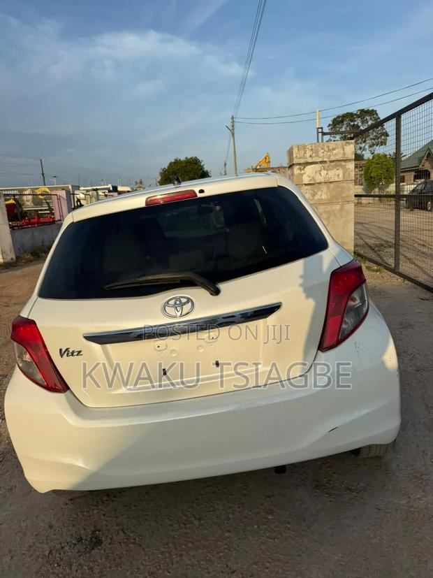 Toyota Vitz 1.5 FWD 5dr 2013 White