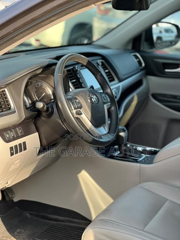 Toyota Highlander XLE 4x4 V6 (3.5L 6cyl 8A) 2018 Gray