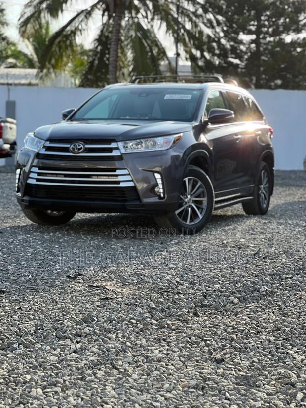 Toyota Highlander XLE 4x4 V6 (3.5L 6cyl 8A) 2018 Gray