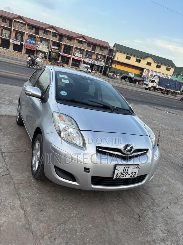 Toyota Vitz 1.3 AWD 3dr 2010 Silver