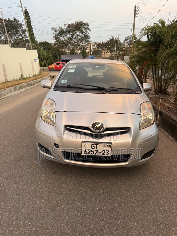 Toyota Vitz 1.0 FWD 3dr 2010 Silver