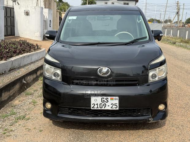 Toyota Voxy V 4WD 7-Seater 2010 Black