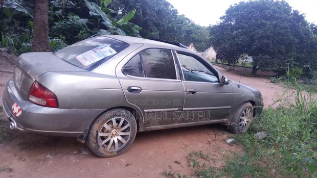 Nissan Sentra SE 2000 Silver