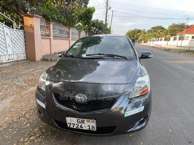 Toyota Yaris Base Sedan 4dr 2010 Gray