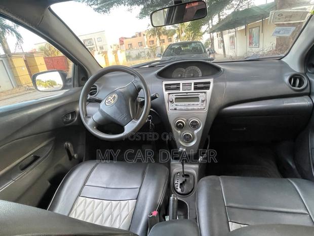 Toyota Yaris Base Sedan 4dr 2010 Gray