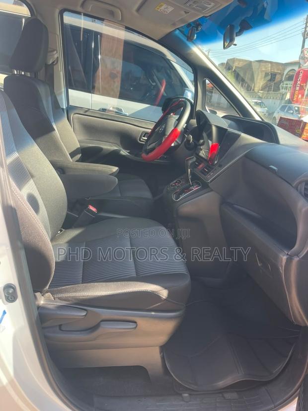 Toyota Voxy X 2WD 8-Seater 2017 White
