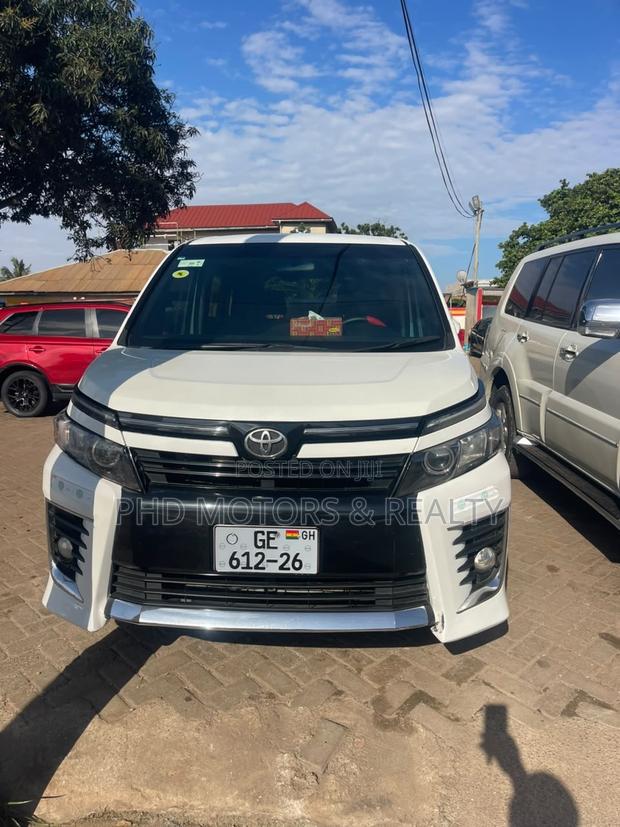 Toyota Voxy X 2WD 8-Seater 2017 White