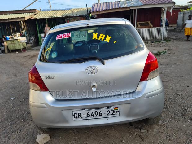 Toyota Vitz 2010 Silver