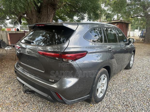Toyota Highlander XLE 2021 Gray