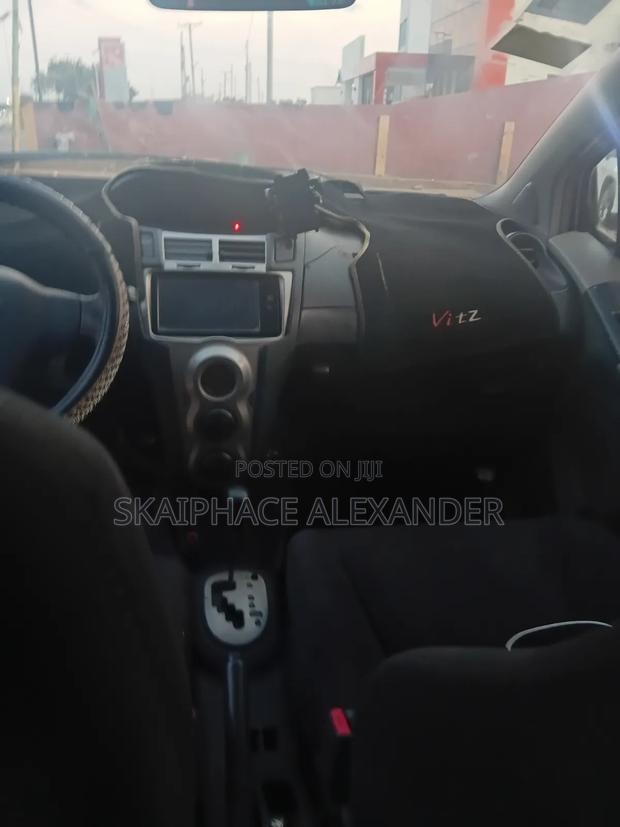 Toyota Vitz 2009 Silver