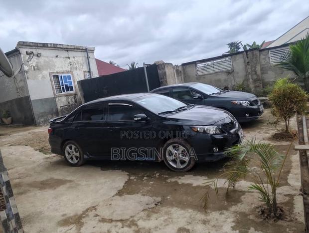 Toyota Corolla Base 4dr Sedan (1.8L 4cyl 5M) 2010 Black