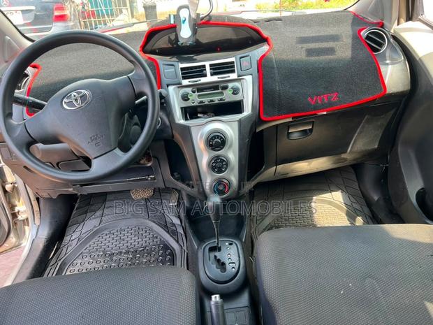 Toyota Vitz 2010 Silver