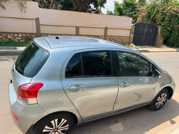 Toyota Vitz 2010 Silver