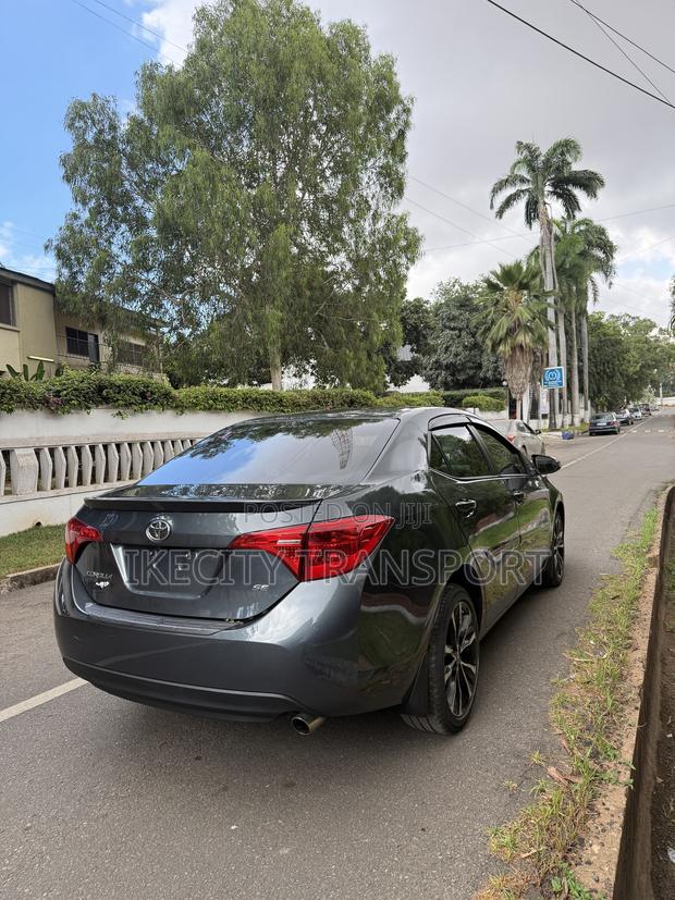 Toyota Corolla SE (1.8L 4cyl 6M) 2018 Gray