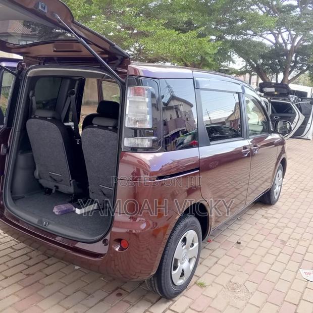Toyota Sienta 2014 Brown