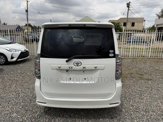 Toyota Voxy V 2WD 8-Seater 2010 White