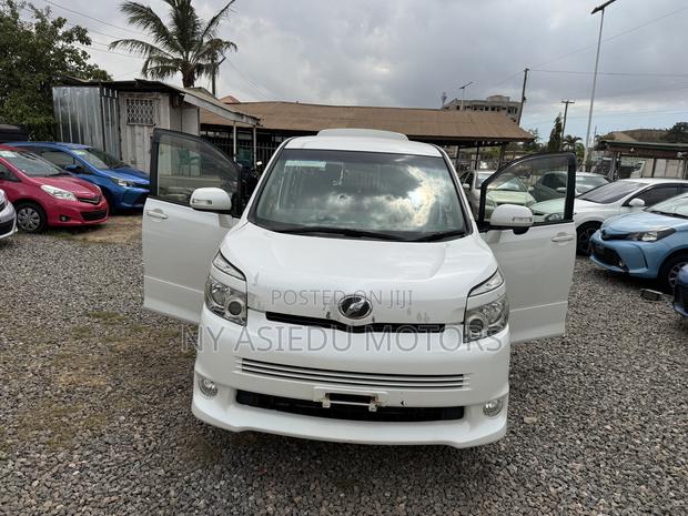 Toyota Voxy V 2WD 8-Seater 2010 White
