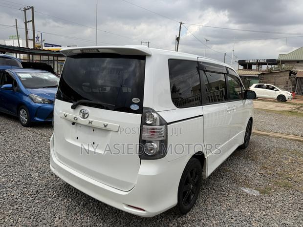 Toyota Voxy V 2WD 8-Seater 2010 White
