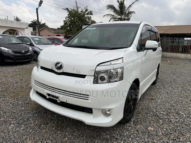 Toyota Voxy V 2WD 8-Seater 2010 White