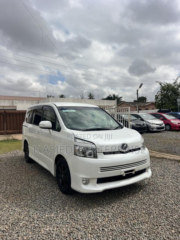 Toyota Voxy V 4WD 8-Seater 2011 White