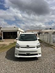 Toyota Voxy V 4WD 8-Seater 2011 White for sale