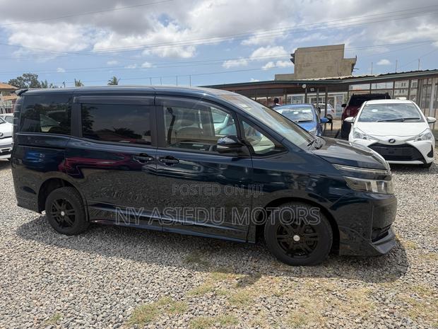 Toyota Voxy V 2WD 8-Seater 2014 White