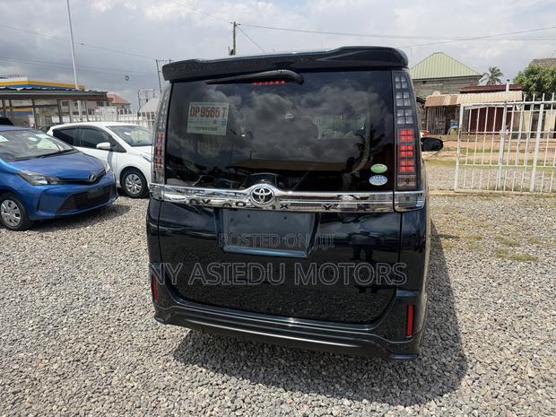 Toyota Voxy V 2WD 8-Seater 2014 White
