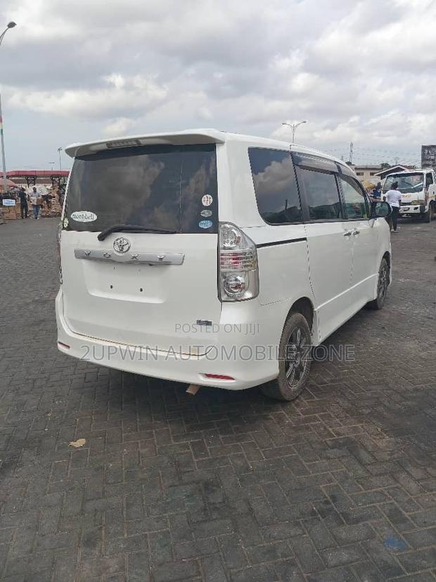 Toyota Voxy 2013 White