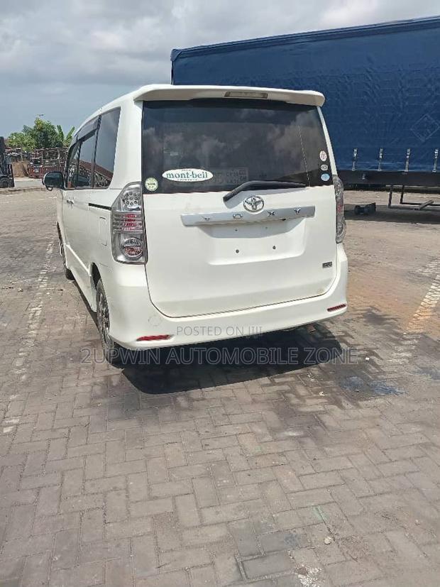 Toyota Voxy 2013 White