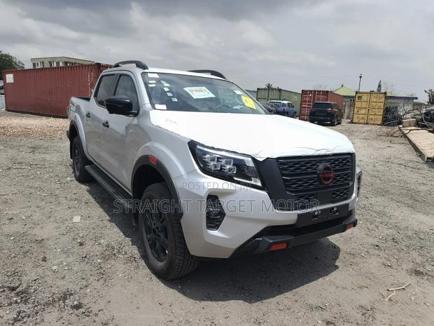 New Nissan Navara 2025 Silver