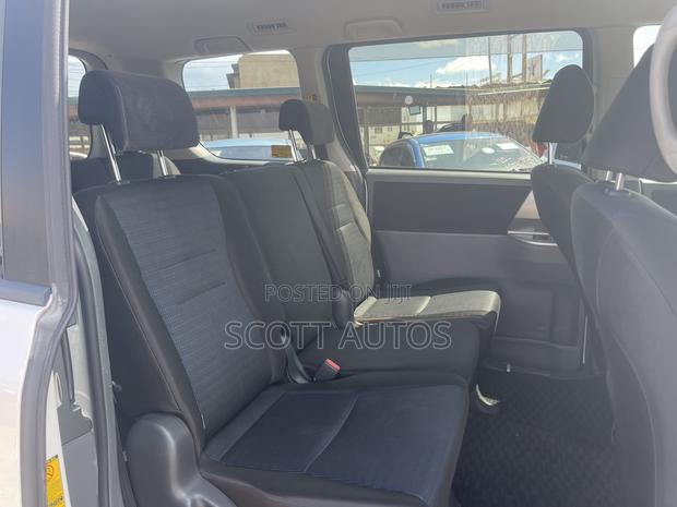 Toyota Voxy V 2WD 8-Seater 2012 White