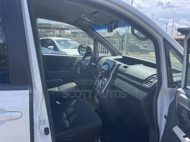 Toyota Voxy V 2WD 8-Seater 2012 White