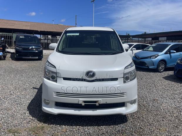 Toyota Voxy V 2WD 8-Seater 2012 White