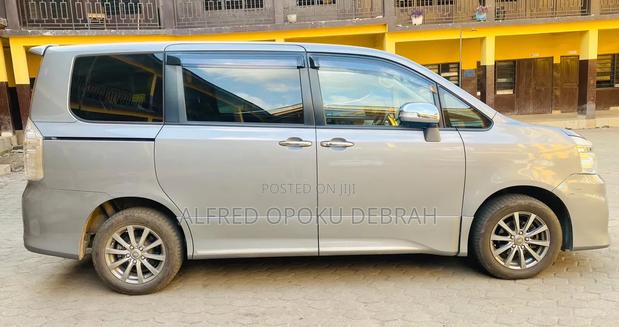 Toyota Voxy V 4WD 8-Seater 2013 Silver