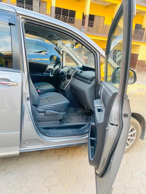 Toyota Voxy V 4WD 8-Seater 2013 Silver